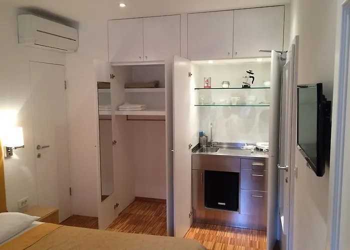 לינה וארוחת בוקר Petra Varl